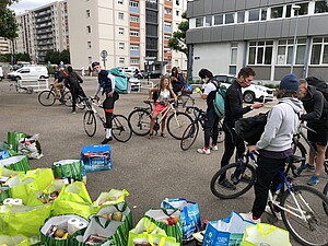 Les bénévoles à vélo, juste avant le départ de la livraison de colis à destination de familles en difficulté, le 5 juin.