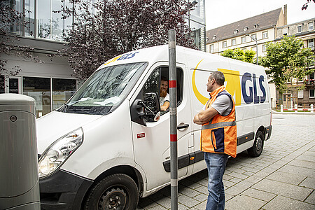 Les passages de camions de livraison sont fréquents à l'entrée de la rue Gaspard-Monge. (©Catherine Schröder/Unistra)